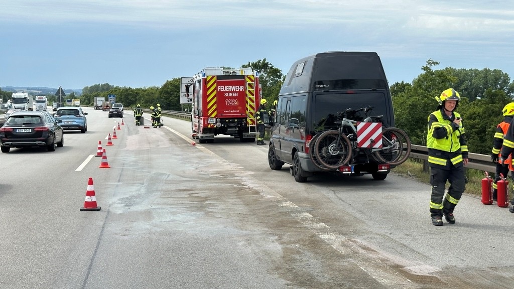 Ölspur auf der A8 / A3 kurz nach Brücke